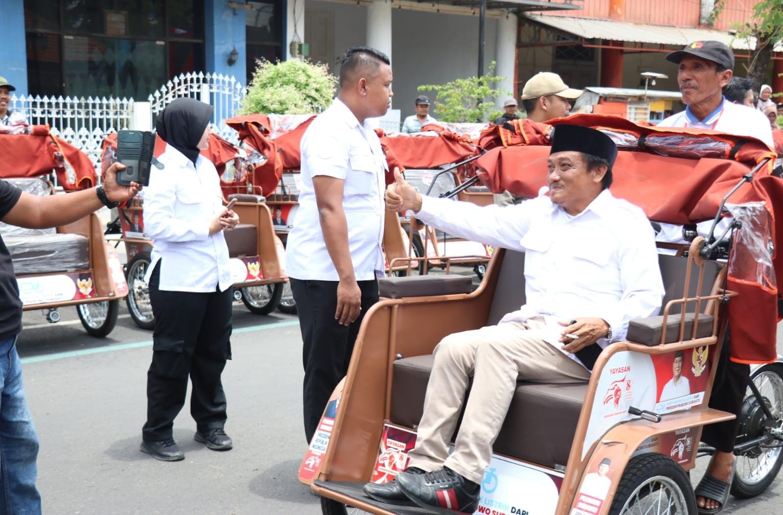 SENANG : Para tukang becak listrik senang dengan bantuan dari Presiden RI Prabowo Subianto.