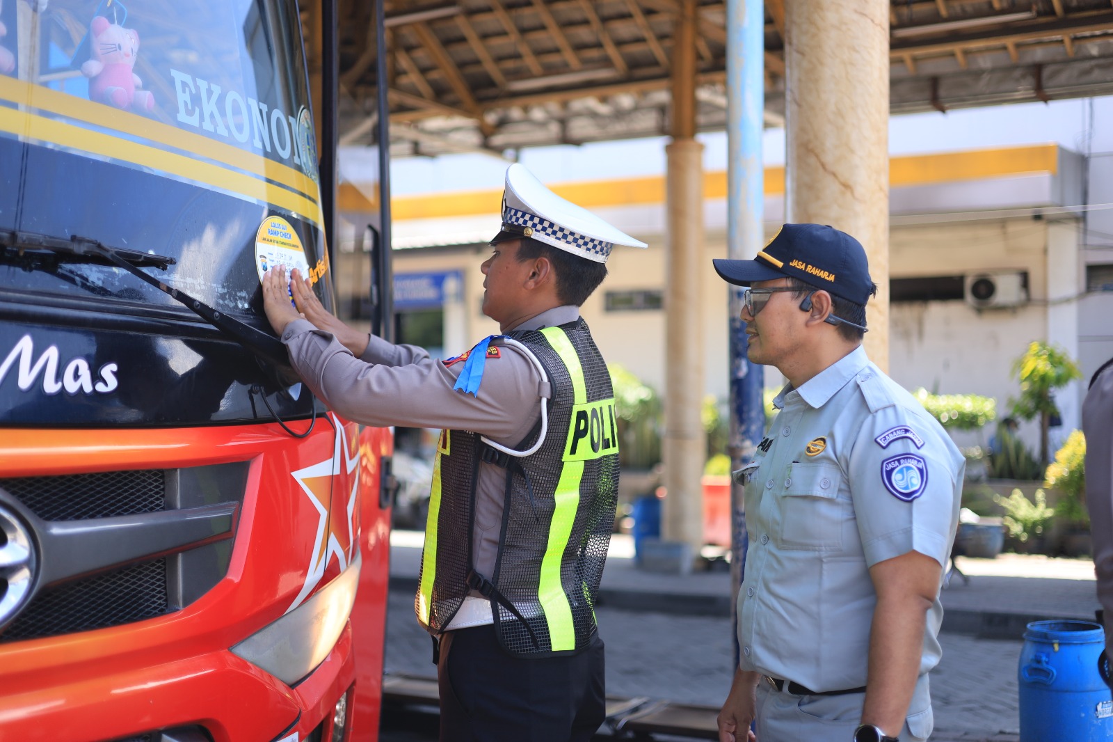 RAMP CHECK : Anggota Satlantas Polres Gresik saat melakukan Ramp Check bus di terminal vunder saat OPS Keselamatan Semeru 2026.