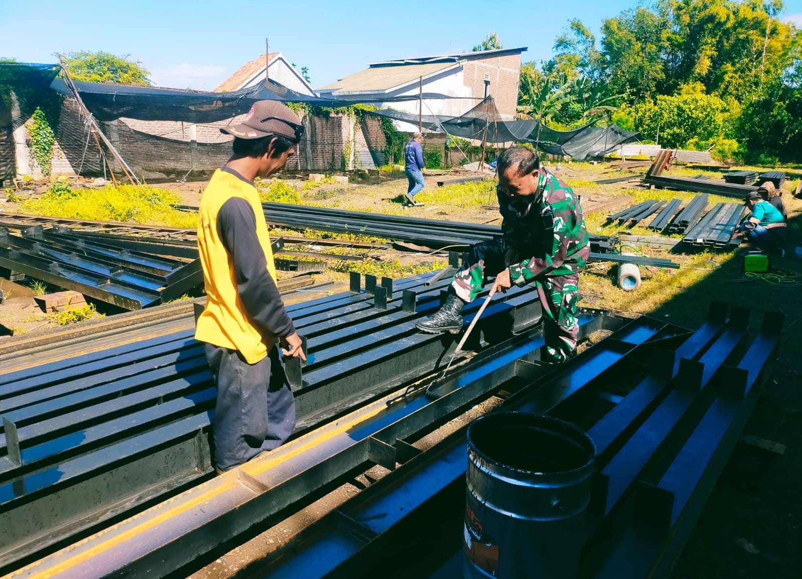DUKUNG : Anggota TNI dan warga dukung koperasi merah putih untuk ekonomi kerakyatan.