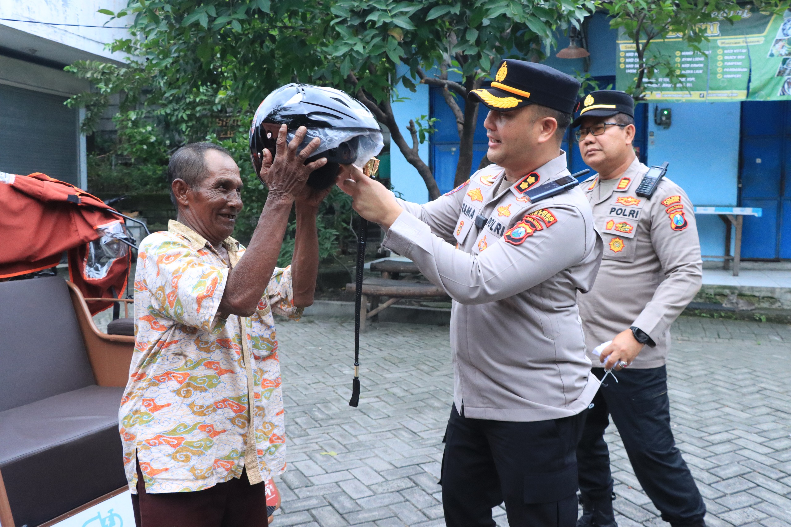 Kapolres Gresik AKBP Ramadhan Nasution turun langsung menyapa para pejuang keluarga pengemudi becak listrik.