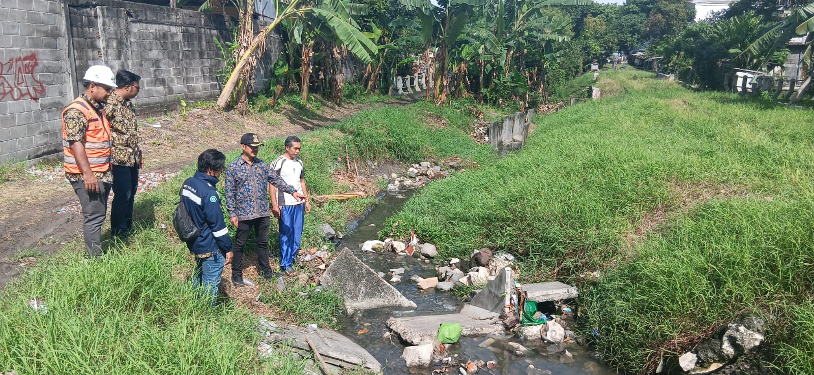 SURVEY :  Pihak kelurahan Sidomoro dan perwakilan dari Petrokimia Gresik melakukan survey ke saluran drainase yang rusak.