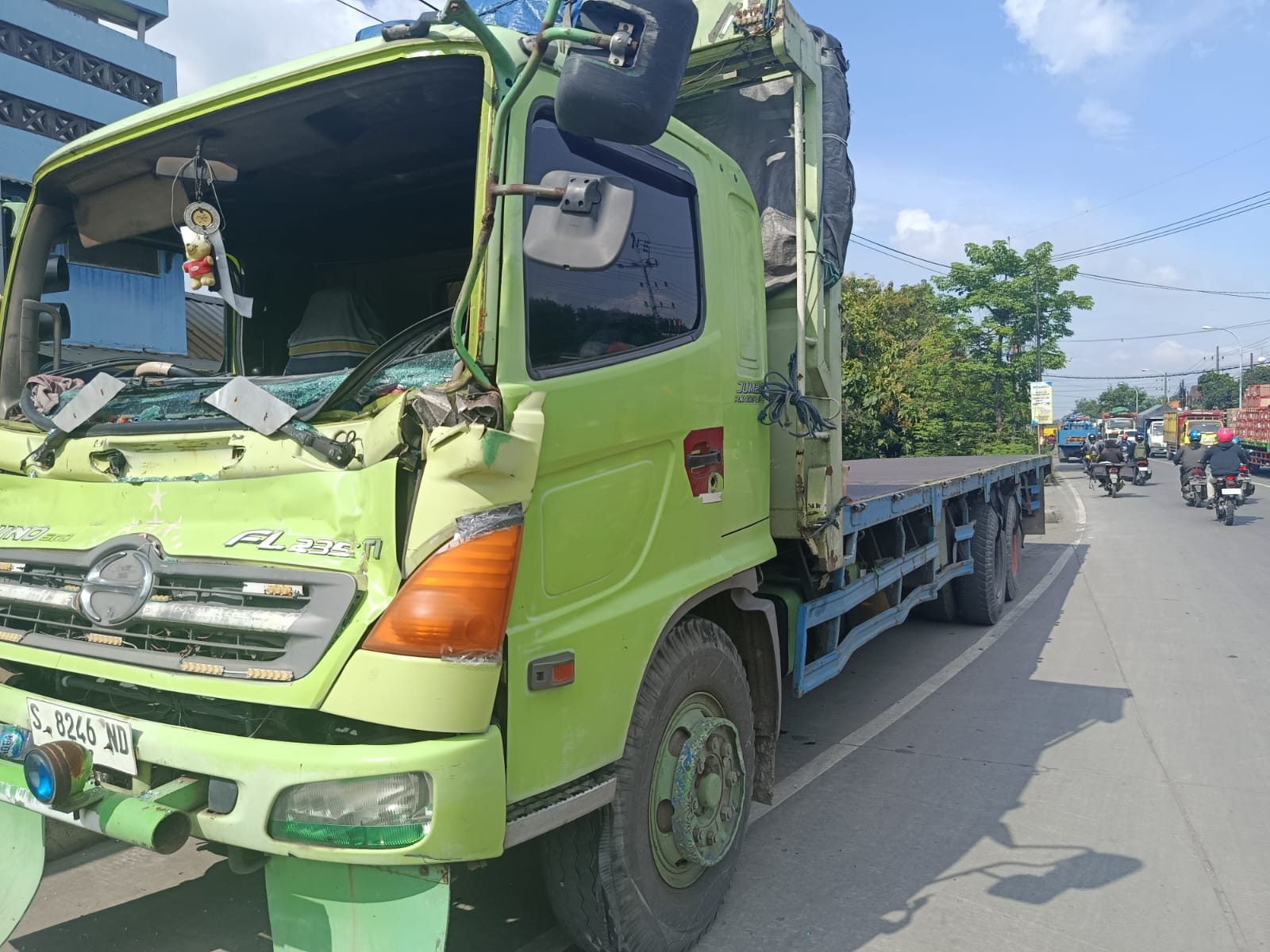 Sebuah truk tronton diduga mengalami rem blong dan menghantam tiga kendaraan di depannya secara beruntun.