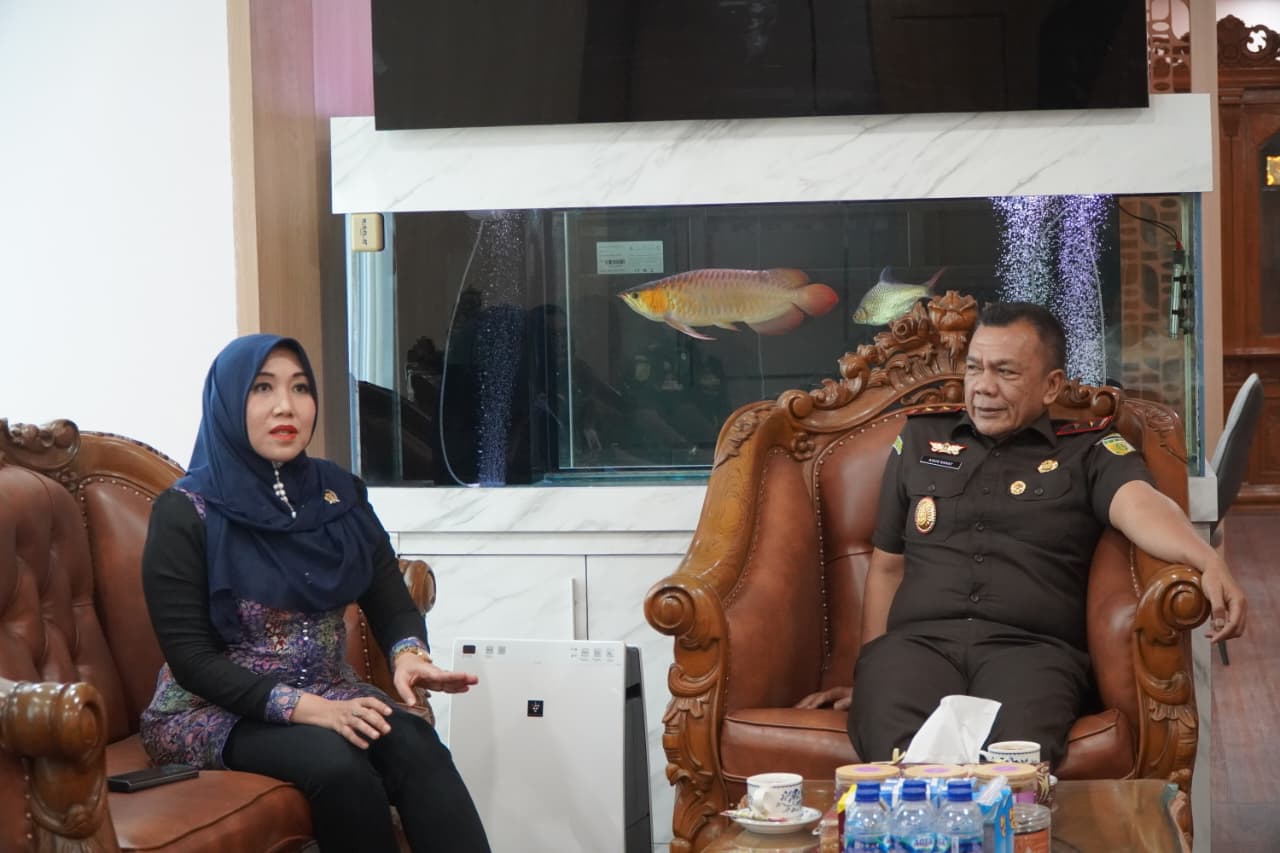 Ning Lia saat diskusi bersama Kepala Kejati Agus Sahat