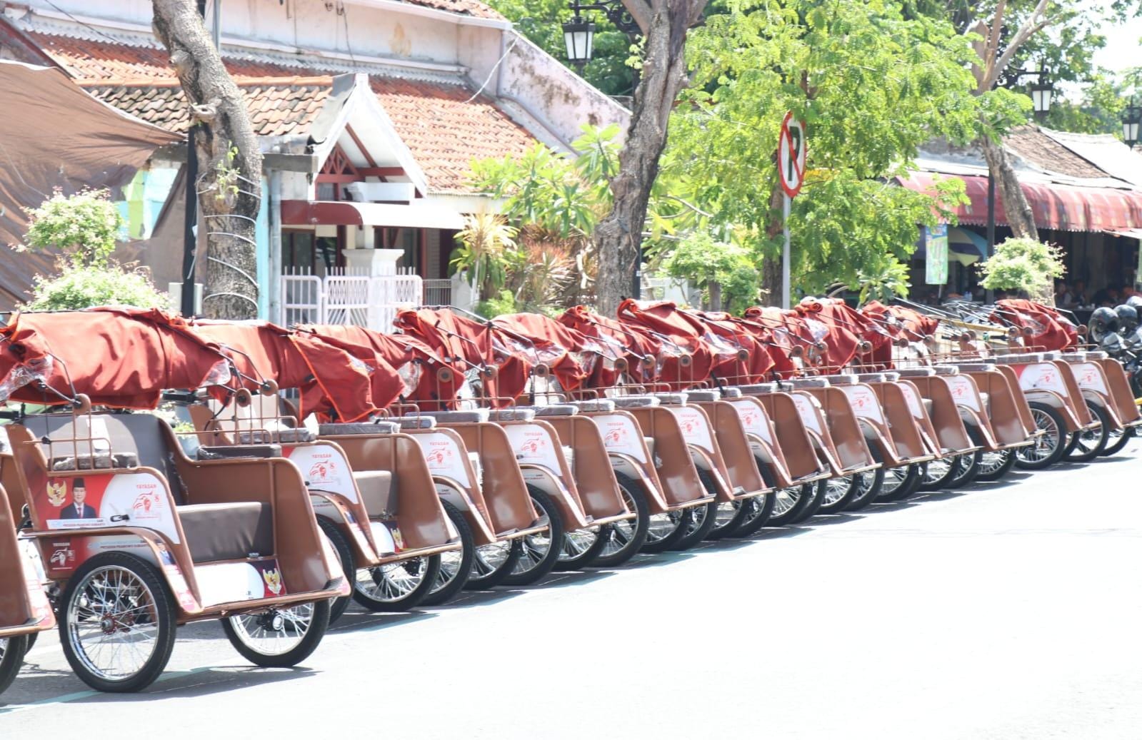 BERJEJER : Ratusan becak listrik yang berjejer rapi di depan rumah dinas Wakil Bupati Gresik