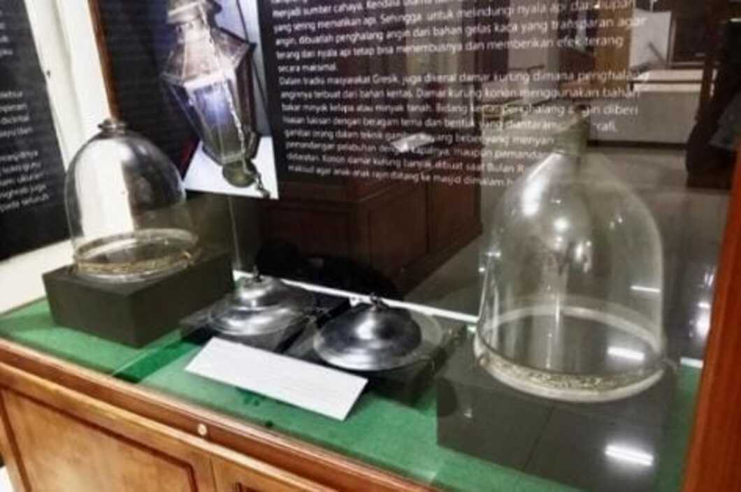 BERSEJARAH : Lampu gantung astrolop di kompleks makam Sunan Giri.