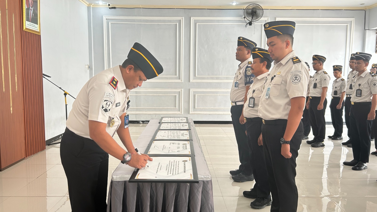 PAKTA INTEGRITAS : Kepala Rutan kelas IIB Gresik beserta jajaranya saat mendandatanagi komitmen bersama dan pakta integritas menuju WBK&ndash;WBBM 2026.