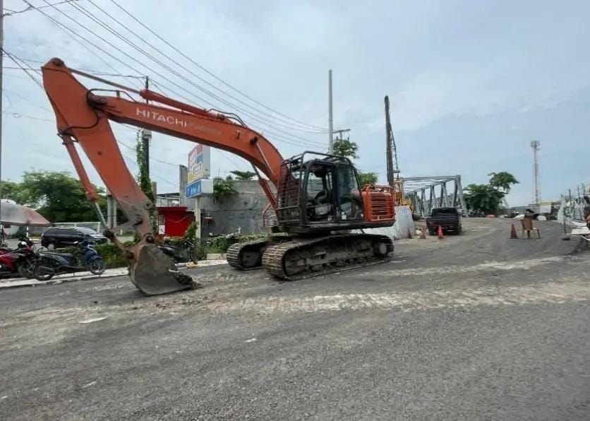 SUASANA : Proses pelebaran jalan dan pembongkaran jembatan Manyar, Gresik.