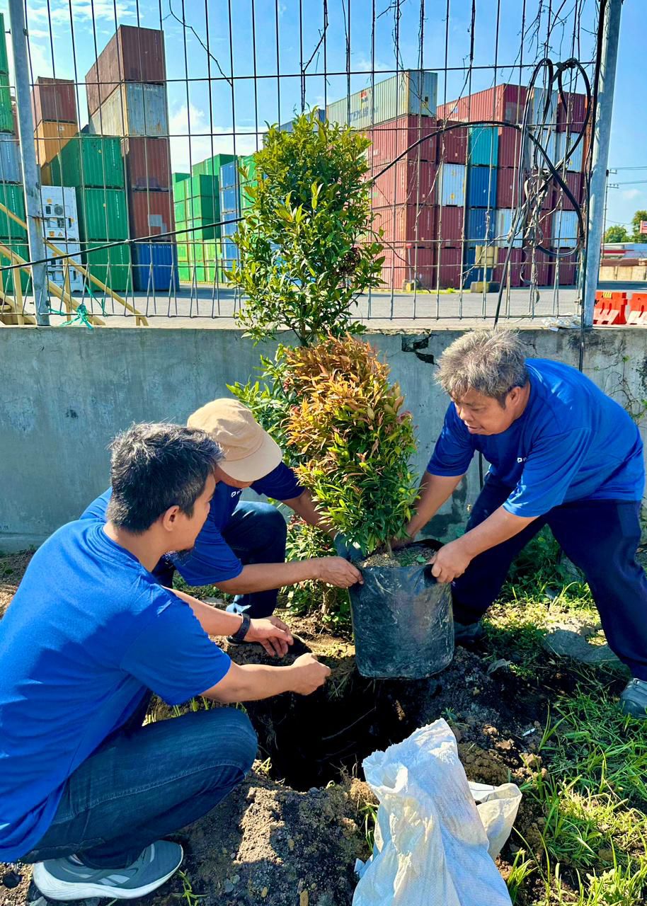 Sebagai wujud komitmen terhadap prinsip ESG (Environmental, Social, and Governance), TPK Berlian menyelenggarakan aksi tanam pohon.