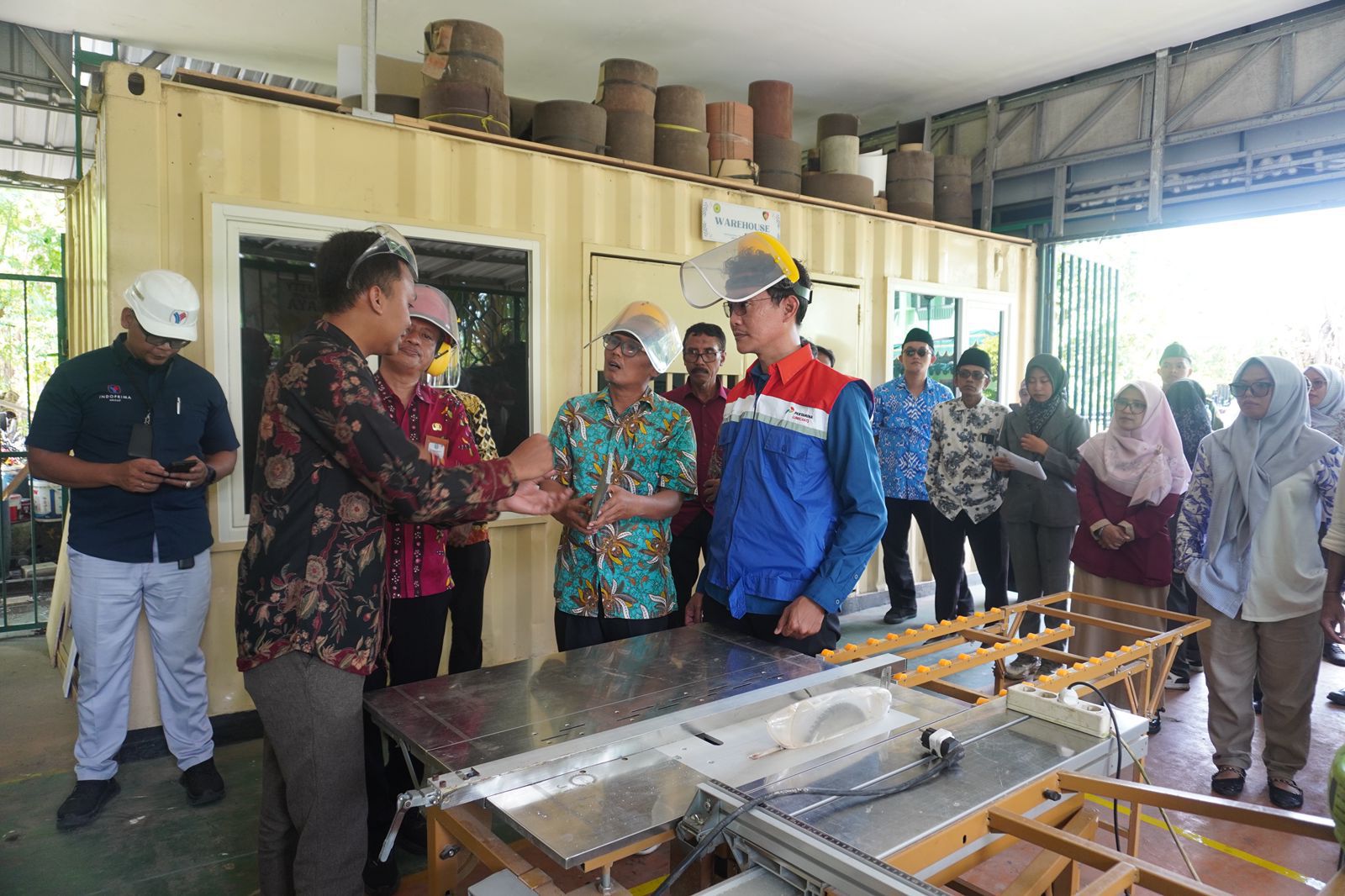 Peresmian Bengkel Sampah oleh perwakilan Pertamina Lubricants yang disambut perwakilan SMK Manbaul Ulum Kebomas Gresik pada Kamis (5/2).