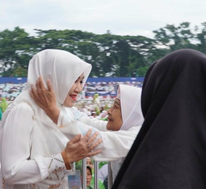 Penuh Haru: Ning Lia dipeluk nenek muslimat di Gajayana Malang