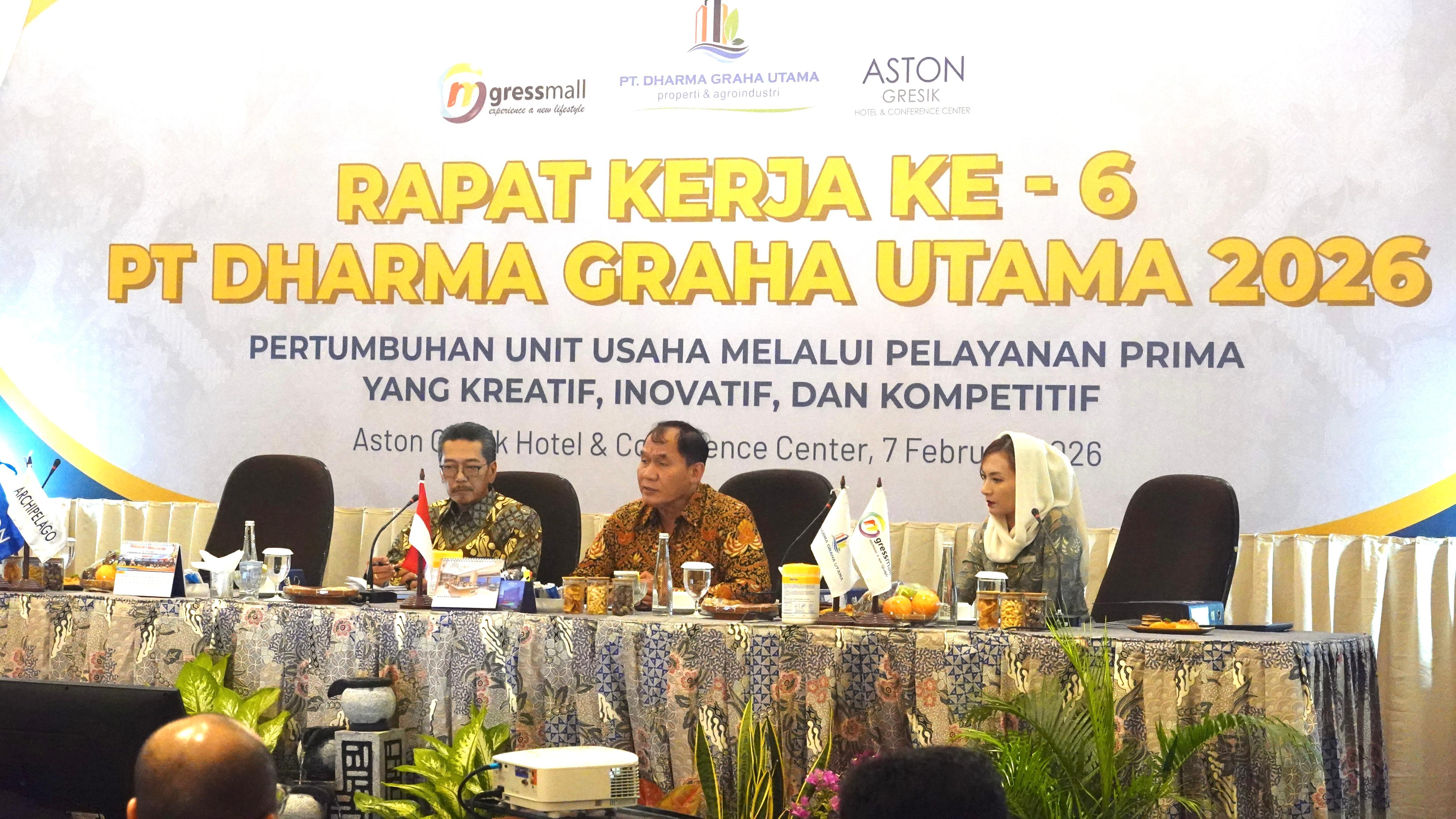 RAPAT  : Direktur Utama PT Dharma Graha Utama, Erwin H. Poedjono didampingi Owner Bambang Harjo Soekartono dalam rapat tahun 2025.