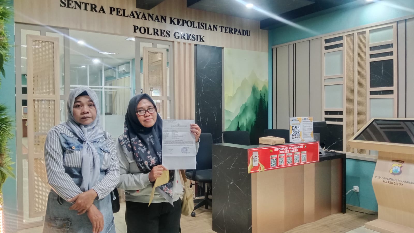LAPORAN : Korban usai melakukan laporan di Mapolres Gresik.