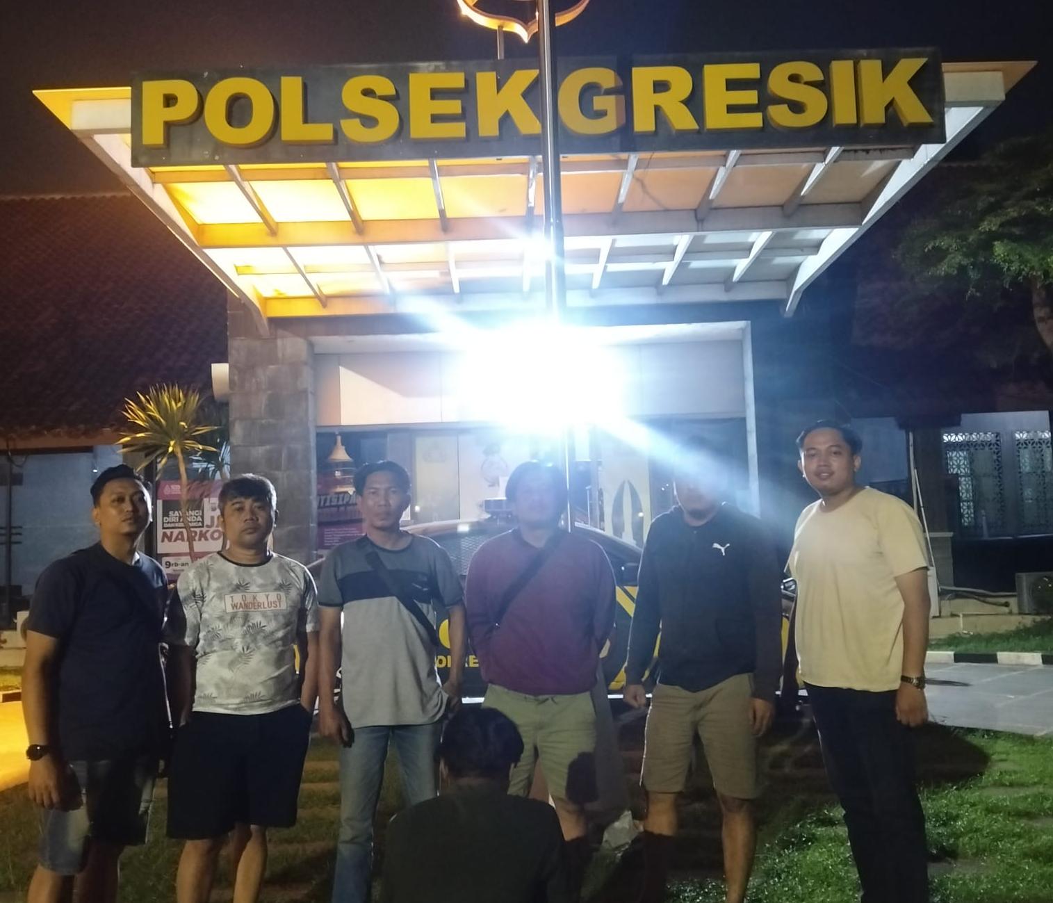 DIAMANKAN : Anggota Reskrim Polsek Gresik dan Anggota Resmob Polres Gresik saat mengamankan tersangka kasus curanmor Sugianto di Mapolsek Gresik.