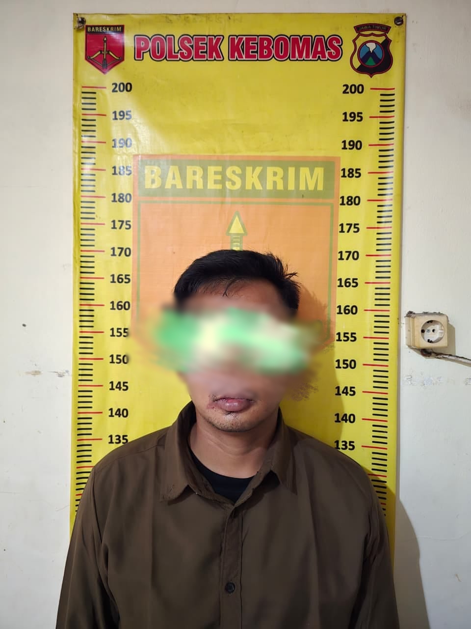 DIAMANKAN : Tersangka kasus Curanmor berinisial Y saat diamankan di Mapolsek Kebomas.