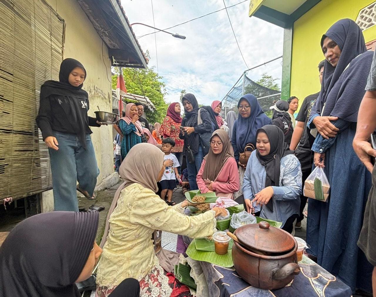 Ramai : Unik 120 jenis panganan dan jajanan tradisional tempo dulu diserbu warga.