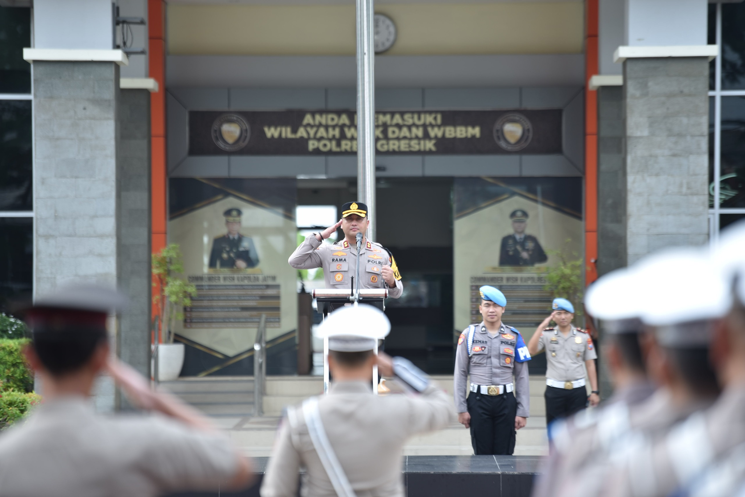 INGATKAN ANGGOTA : Kapolres Gresik AKBP Ramadhan Nasution saat mengingatkan anggotanya untuk menjaga kebersihan lingkungan dan operasi cipta kondisi jelang Ramadhan.