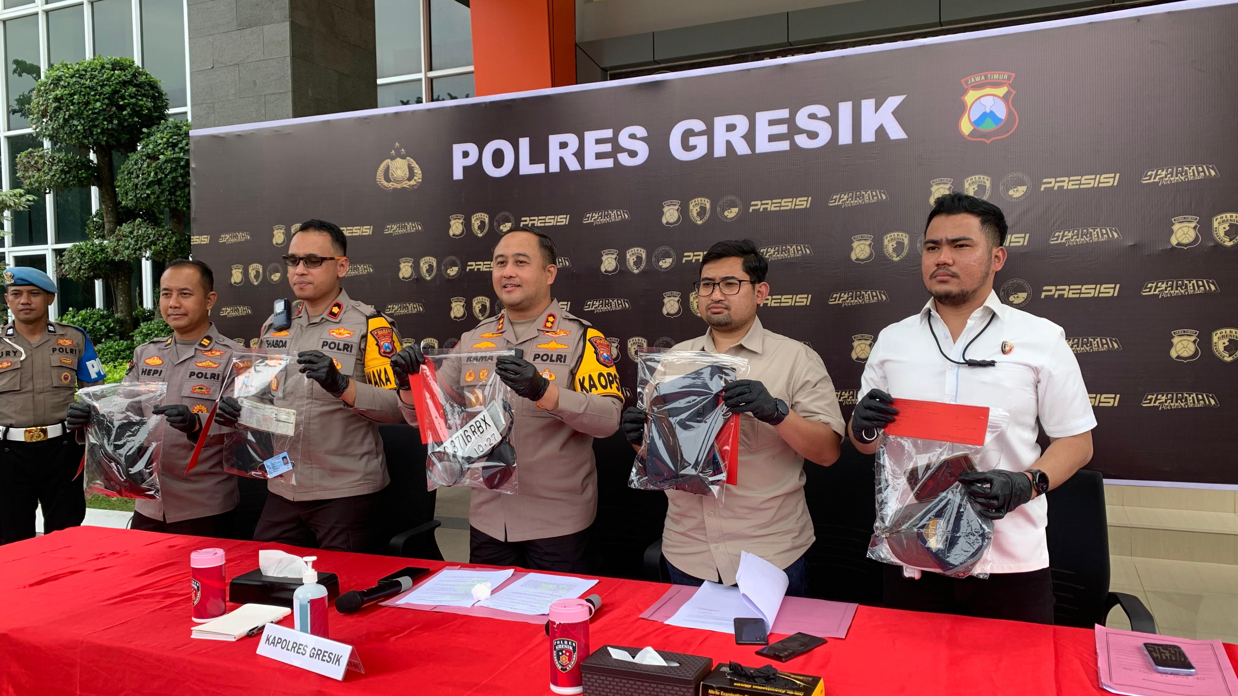 DIAMANKAN : Ketiga tersangka kasus pencurian truk saat diamankan di Mapolres Gresik.