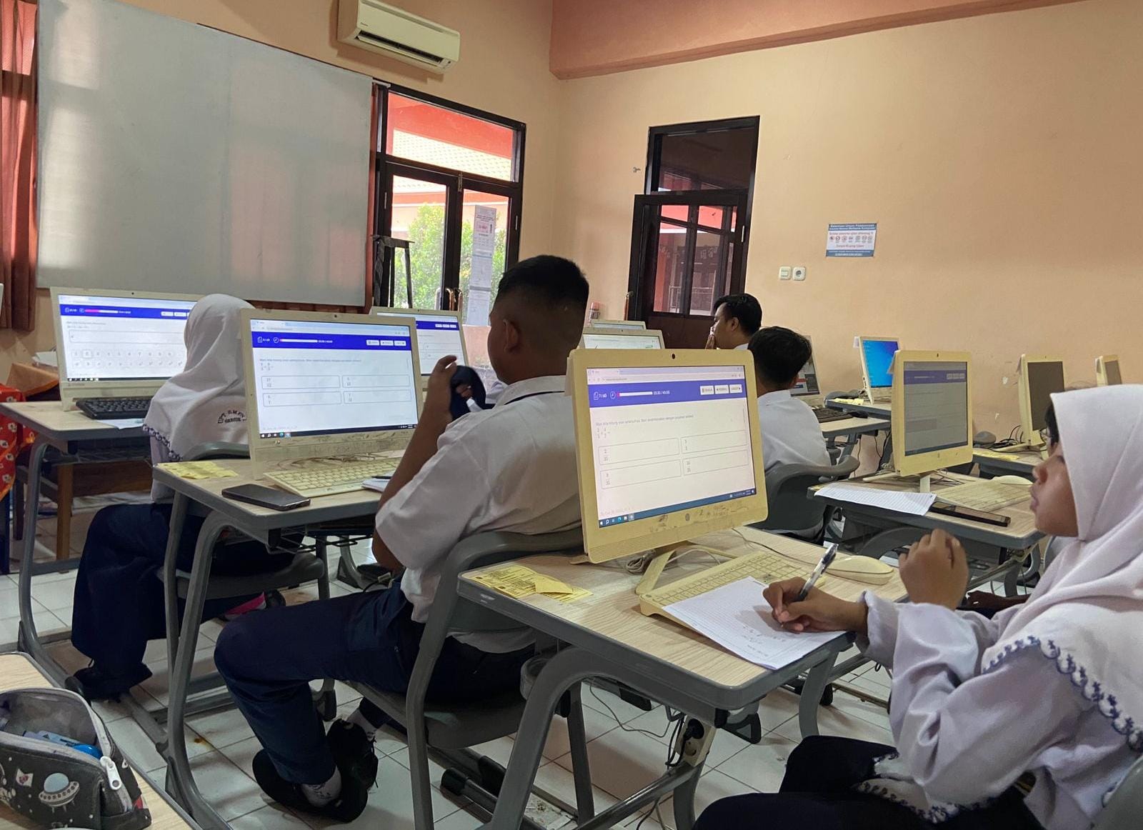 GIAT : Para siswa SMP ikut tes matematika metode Jepang.