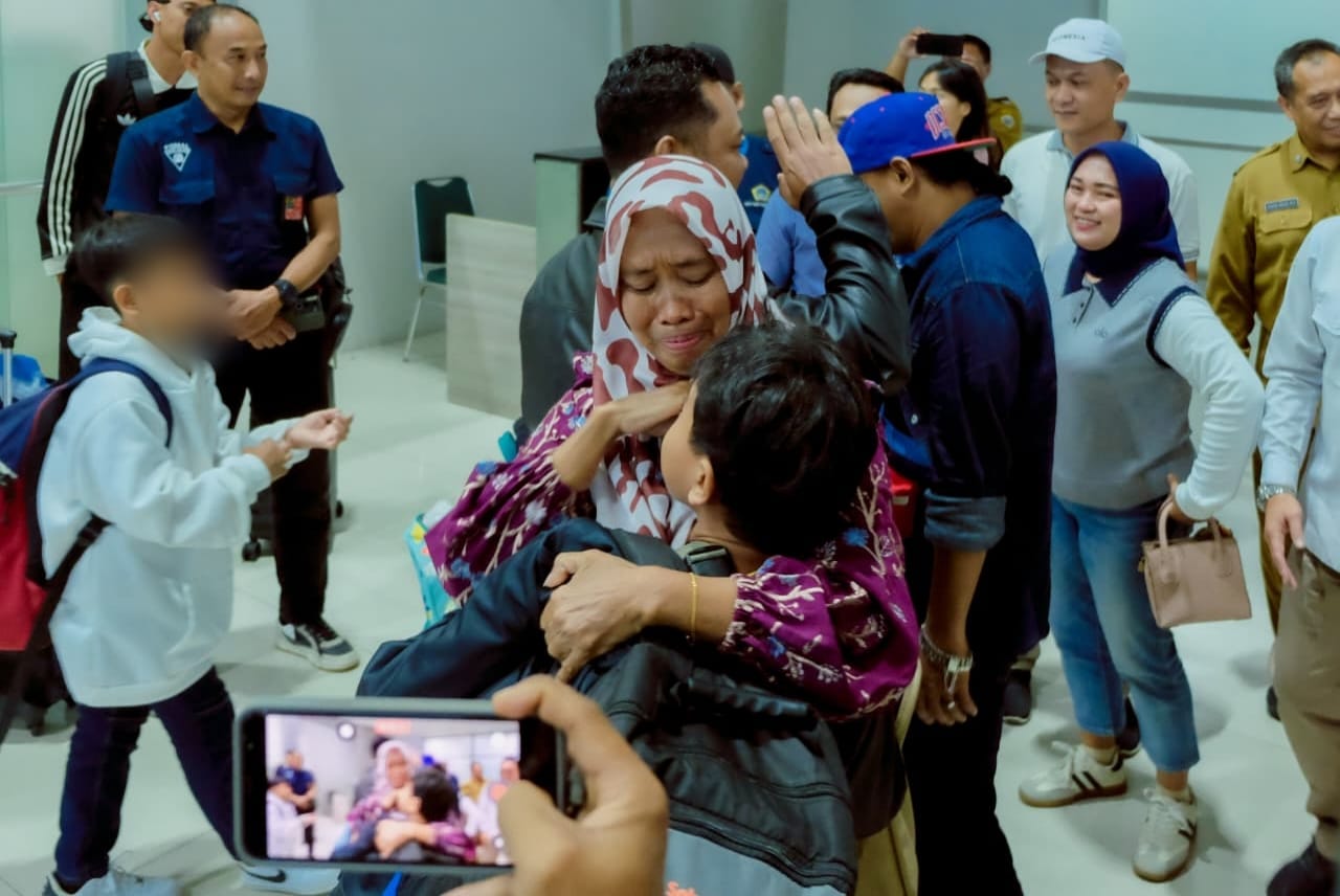 TANGIS HARU: Tangis haru pecah saat tiga anak Pekerja Migran Indonesia (PMI) asal Kabupaten Gresik akhirnya menginjakkan kaki di tanah kelahiran orang tua mereka, Selasa (10/2).