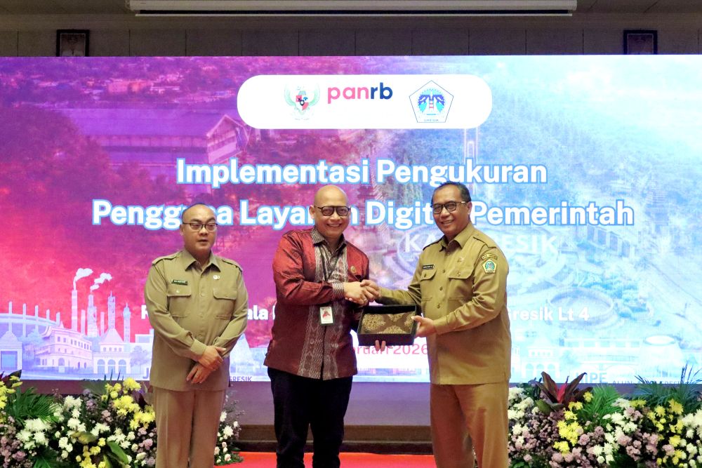 KONSISTEN: Sekretaris Daerah (Sekda) Kabupaten Gresik, Achmad Washil Miftahul Rachman dan Asisten Deputi Koordinasi Penerapan Transformasi Digital Pemerintah Kementerian PANRB, Mohammad Averrouce