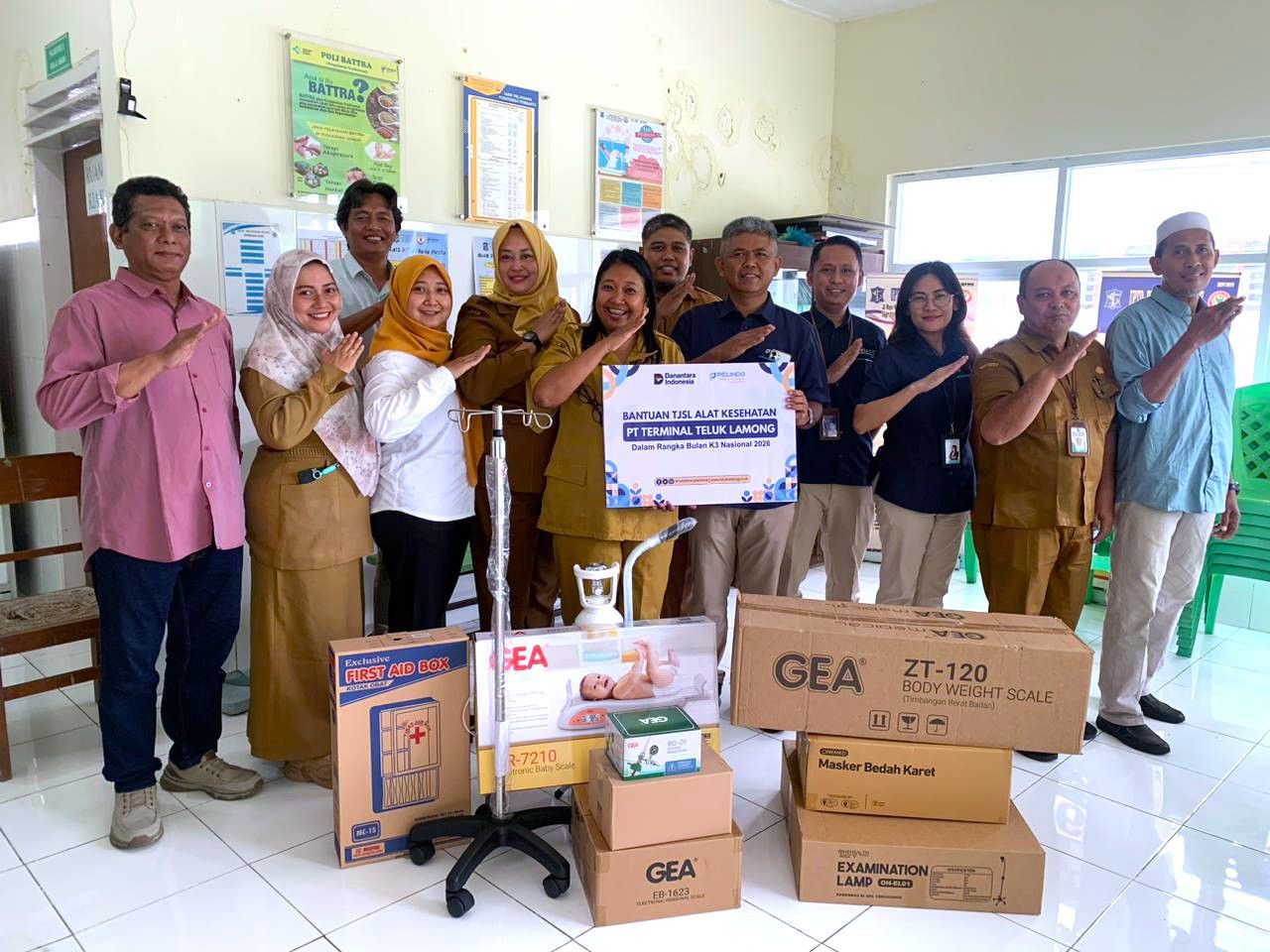 Senior Manager Sistem Manajemen dan HSSE PT Terminal Teluk Lamong, Anang Januriandoko, menyerahkan bantuan berbagai alat penunjang medis.