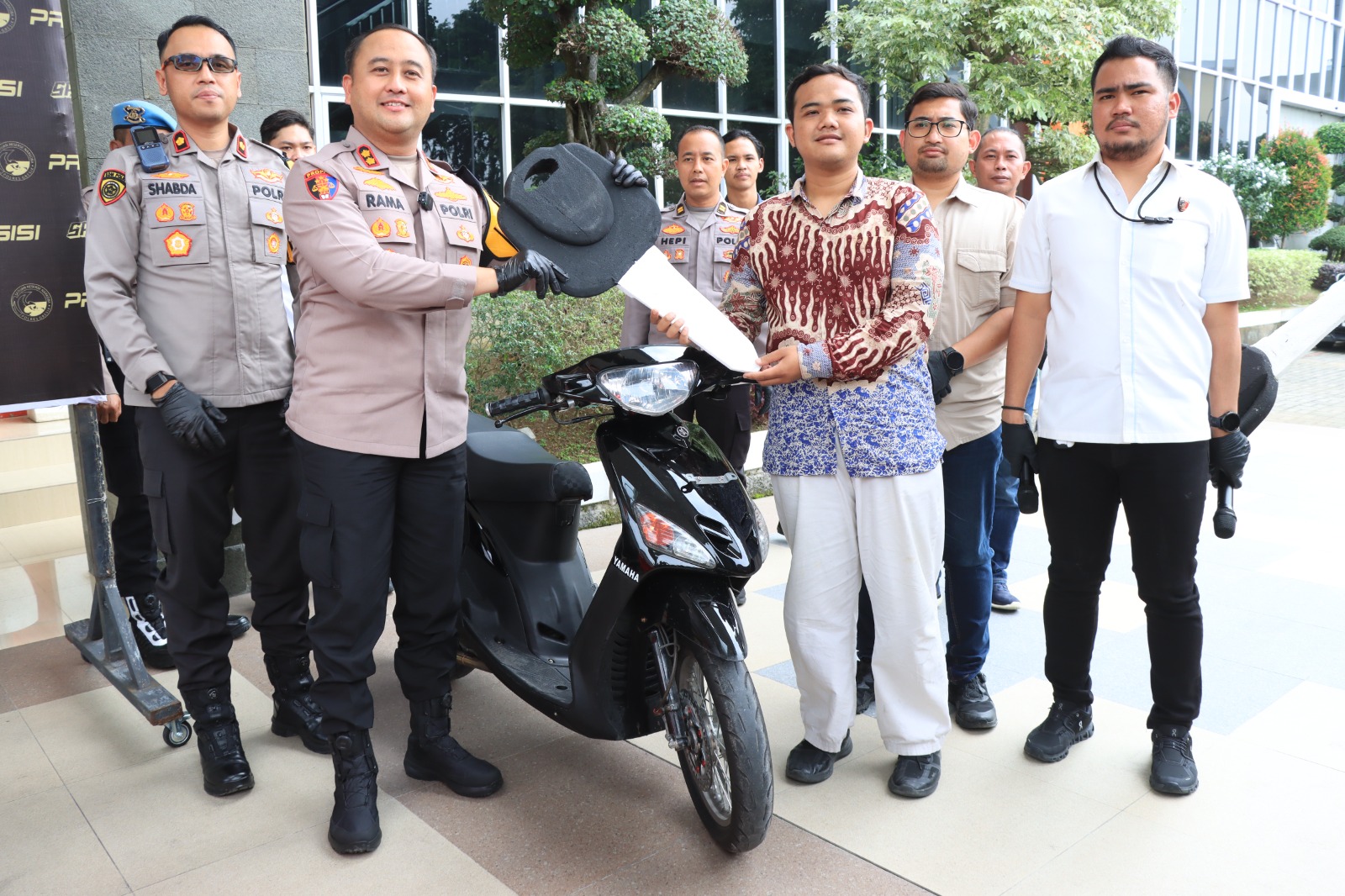 DIKEMBALIKAN: Kapolres Gresik AKBP Ramadhan Nasution saat menyerahkan kembali sepeda motor milik korban Aldo di halaman Mapolres Gresik, Selasa (10/2).