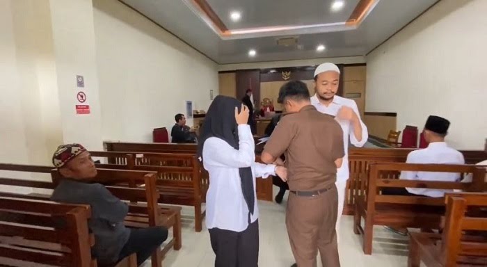 VONIS : Kedua terdakwa usai menjalani sidang vonis di PN Gresik.