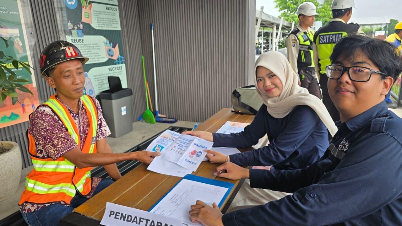 CEK KESEHATAN: Seorang sopir truk sedang menjalani pemeriksaan tekanan darah dalam kegiatan layanan kesehatan gratis yang digelar PT Terminal Teluk Lamong (TTL).