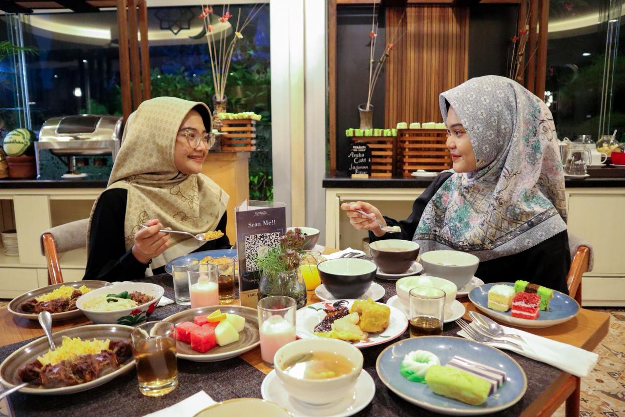 KULINER RAMADAN: Manajemen Hotel Horison GKB Gresik saat mempresentasikan menu "Jejak Rasa Ramadan" yang akan menjadi sajian utama selama bulan suci 1447 H.