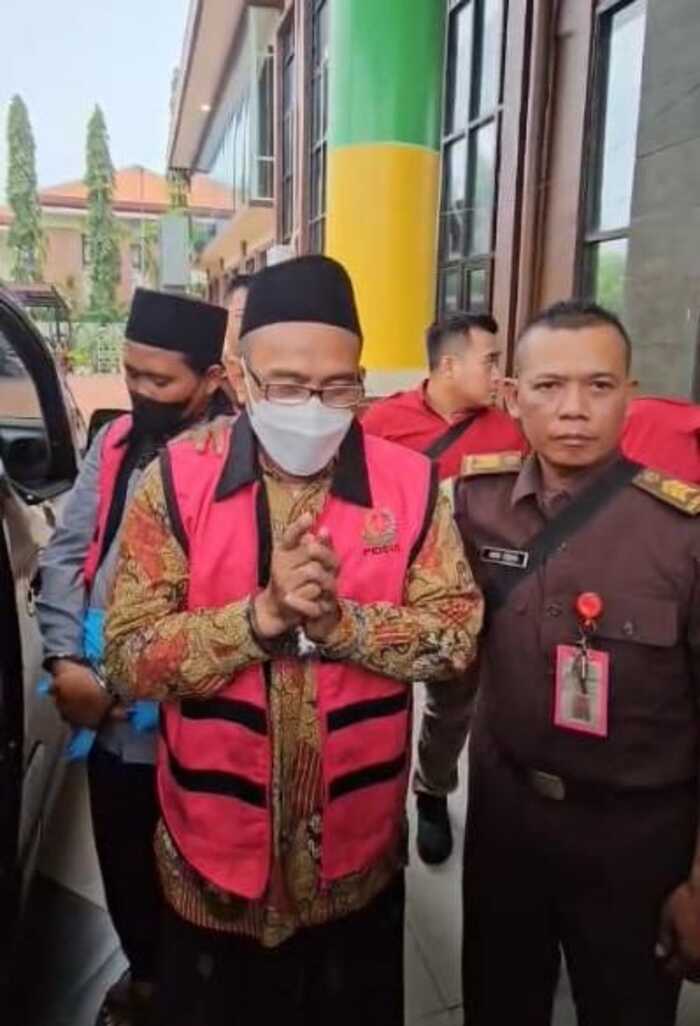 DITAHAN: Tersangka MFR dan RKA saat dikawal penyidik Pidsus Kejari Gresik menuju mobil tahanan usai ditetapkan sebagai tersangka kasus korupsi dana hibah, Rabu (11/2).