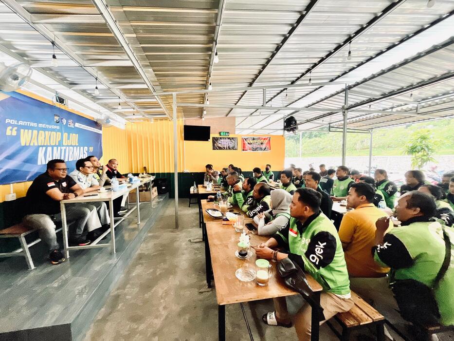 NGOPI BARENG : Anggota Satlantas Polres Gresik saat ajak ojok ngopi bareng untuk ajak driver Ojol taat berlalulintas dalam Ops Keselamatan Semeru 2026.