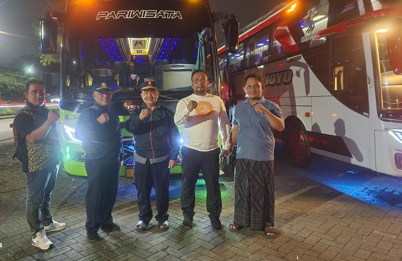 MULAI JALAN: Petugas Dishub Gresik saat melakukan proses penjemputan santri di salah satu pondok pesantren.