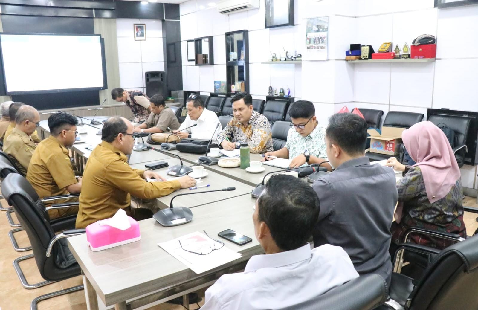 GELAR KOORDINASI: Jajaran Komisi I DPRD Gresik saat melakukan rapat kerja bersama Inspektorat di Kantor DPRD Gresik, Rabu (11/2).