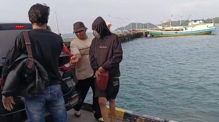 DIAMANKAN: Kapolsek Sangkapura Iptu Andik Asworo saat mengawal tersangka R untuk dibawa menuju Mapolres Gresik melalui Pelabuhan Bawean, Kamis (12/2).
