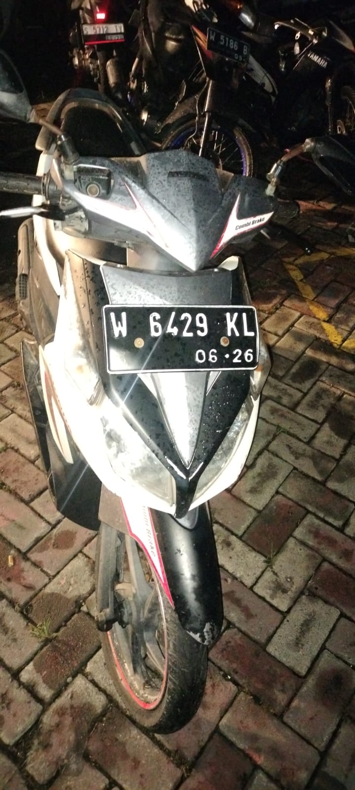 RINGSEK : Kendaraan yang terlibat kecelakan saat diamankan di Mapolsek Driyorejo, Gresik.