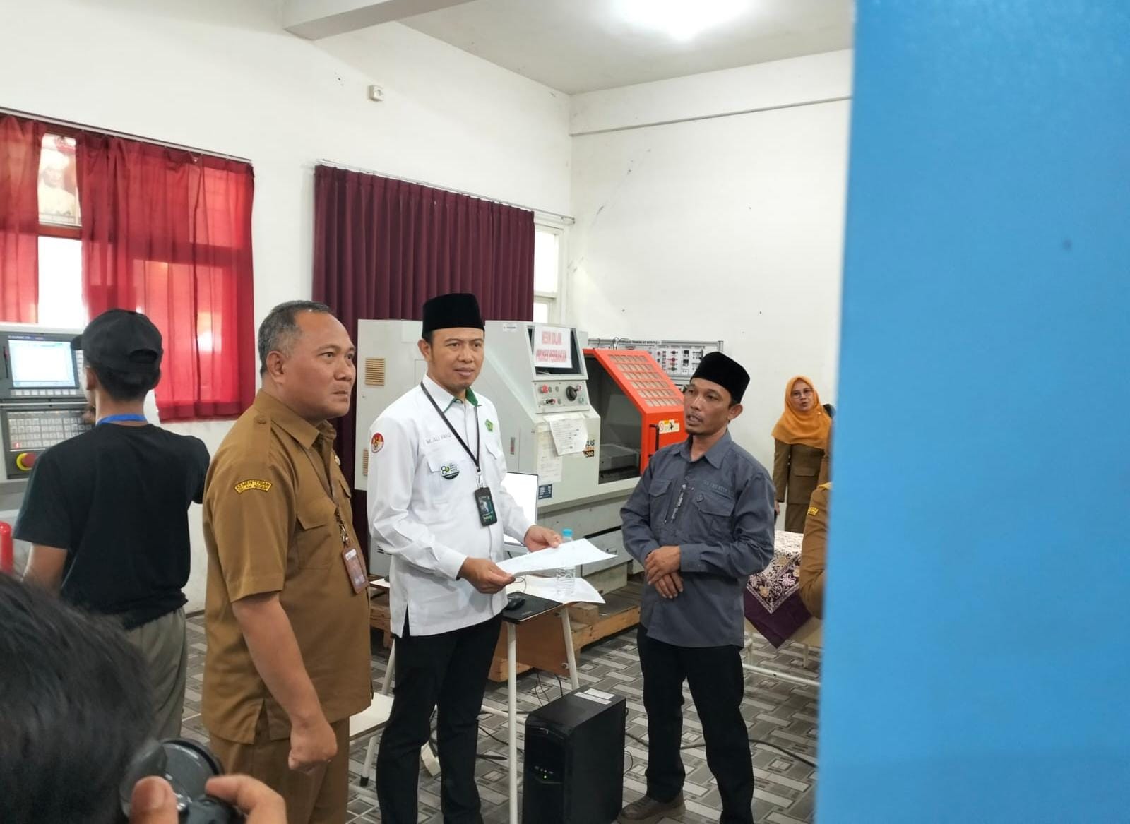 KOMPETISI:Kepala Cabang Dinas Pendidikan Jawa Timur Wilayah Kabupaten Gresik, Eko Agus Suwandi, bersama t Kepala Kemenag Gresik Ali Faiq saat memberikan motivasi kepada para peserta LKS Dikmen Gresik.