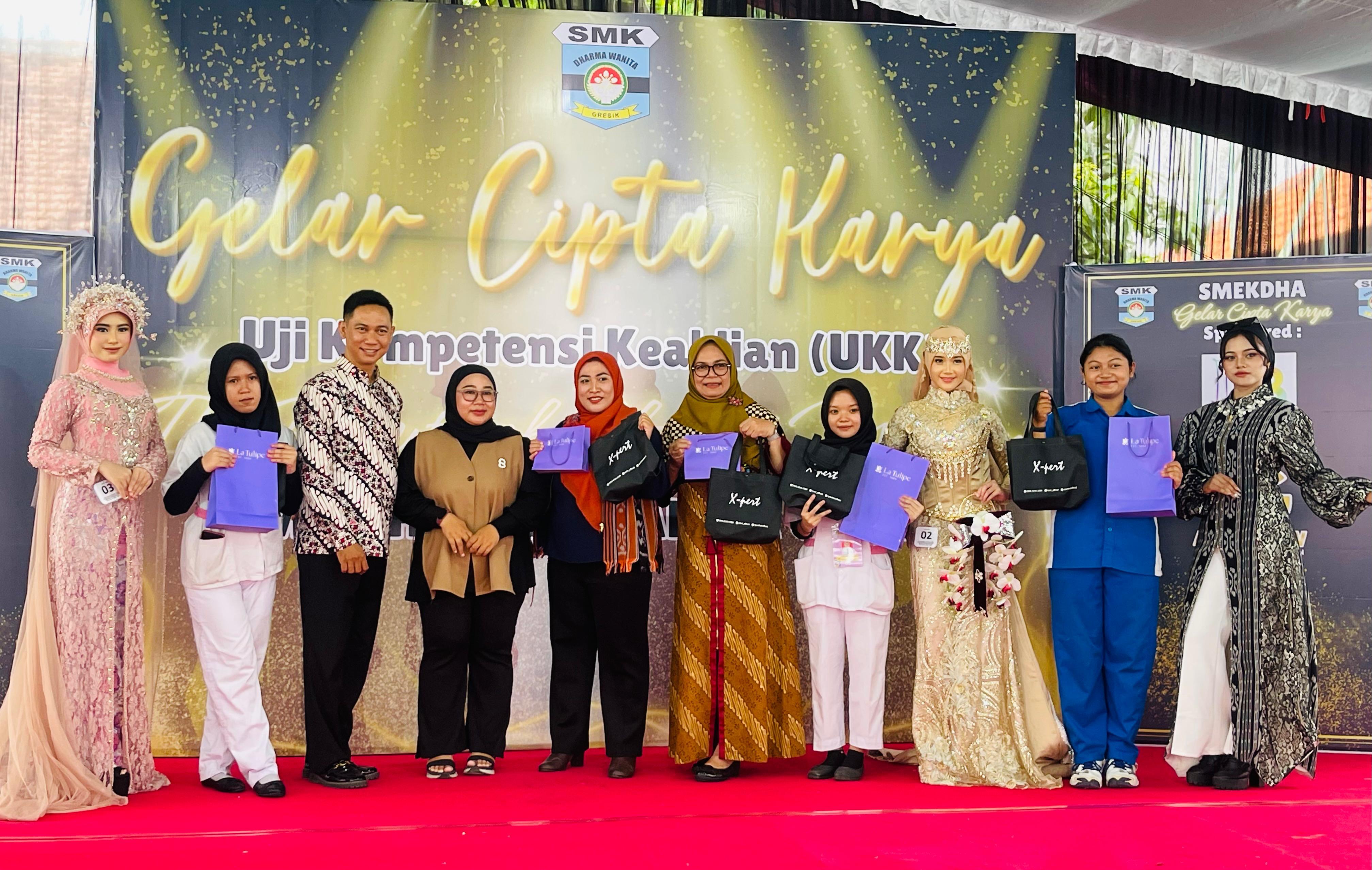 LULUSAN KOMPETEN : Kepala SMK Dharma Wanita Gresik dan Ketua DWP Kabupaten Gresik bersama tim penguji menyerahkan penghargaan kepada para juara UKK.