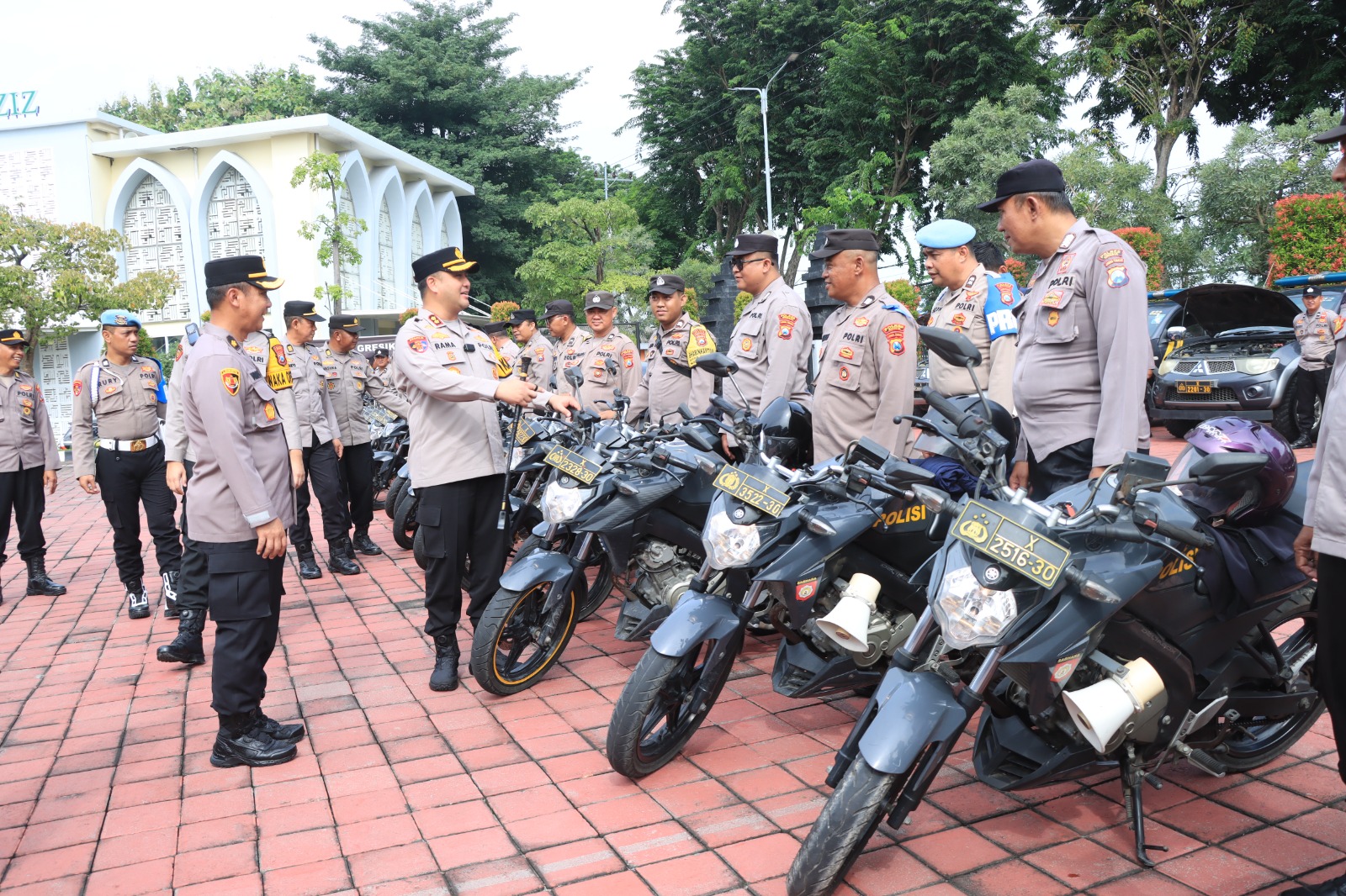 PENGECEKAN: Kapolres Gresik AKBP Ramadhan Nasution saat melakukan inspeksi mendalam terhadap kondisi mesin dan kelengkapan administrasi kendaraan dinas di halaman Mapolres Gresik, Kamis (12/2).