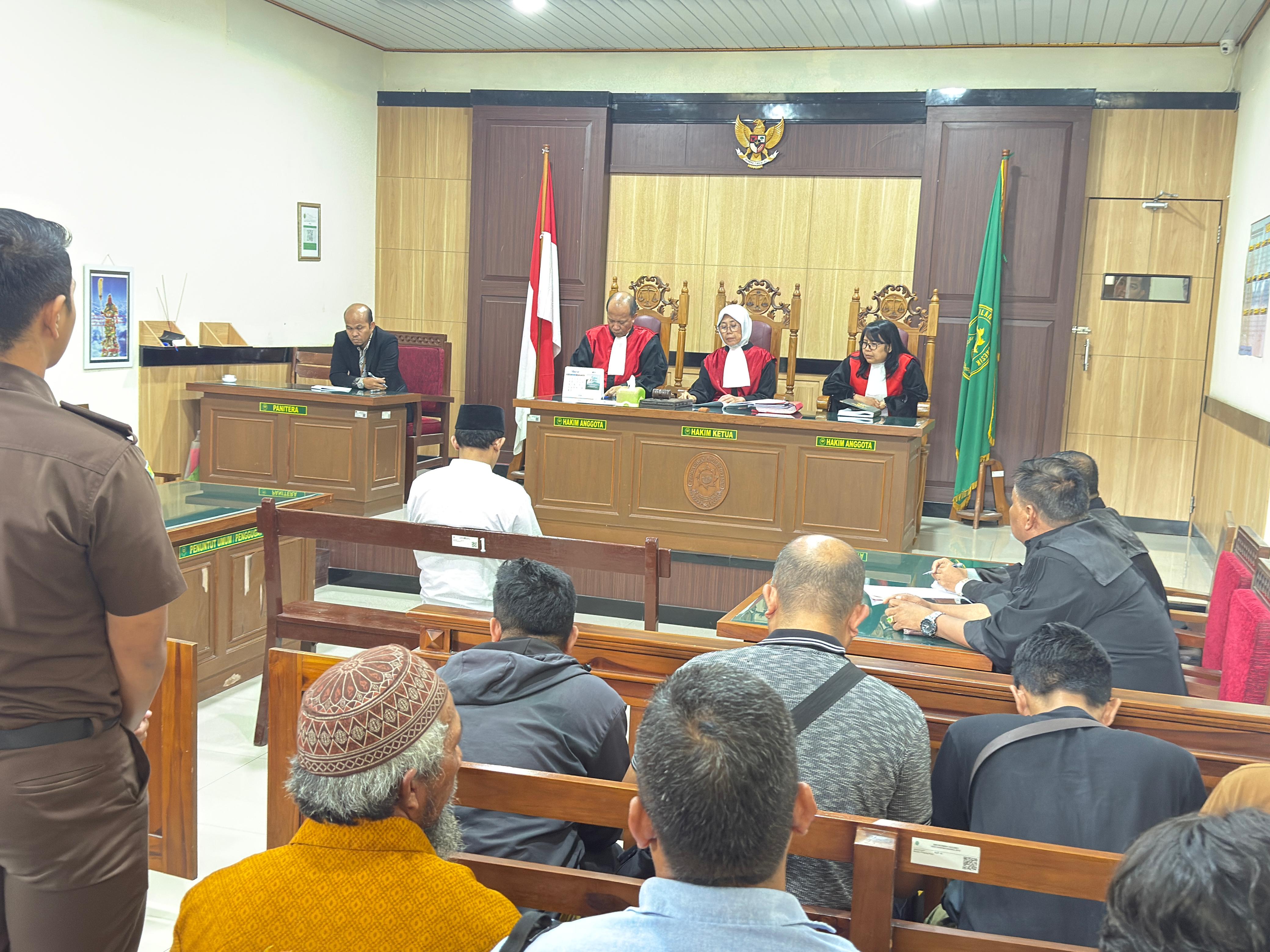 VONIS: Terdakwa Ahmad Midhol saat mendengarkan pembacaan putusan di Pengadilan Negeri (PN) Gresik. Hakim memvonisnya 18 tahun penjara, lebih berat 4 tahun dari tuntutan jaksa. 