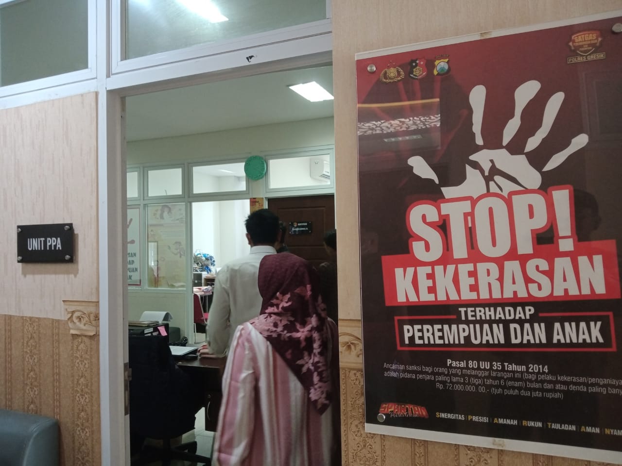 DITANGANI: Penyidik Unit PPA Satreskrim Polres Gresik saat melakukan pemeriksaan awal terkait laporan penyekapan dan pelecehan seksual terhadap pelajar SMP asal Surabaya.