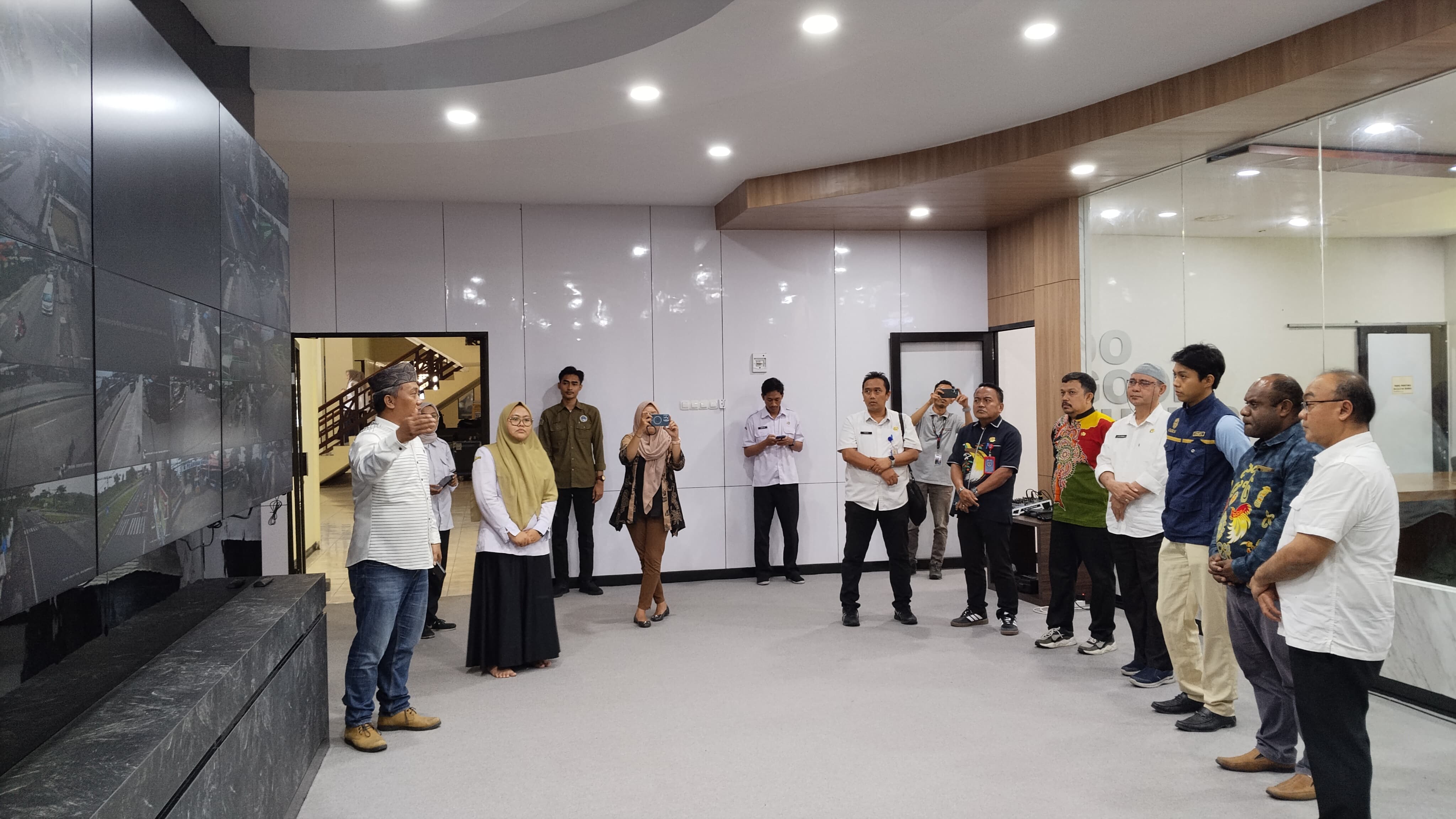 DIGITALISASI: Perwakilan OPD Indonesia melihat layanan digital Pemkab Gresik.&nbsp;