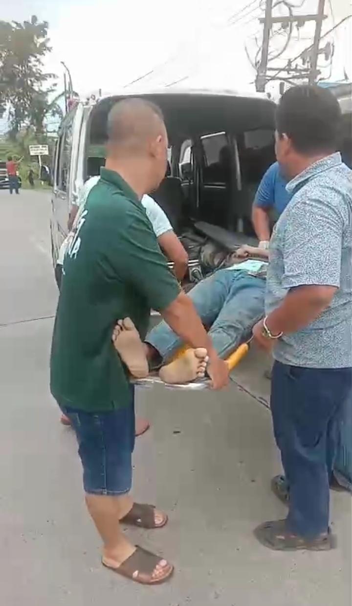 DIEVAKUASI : Anggota Polsek Driyorejo bersama tim medis saat melakukan evakuasi korban kecelakaan di Jalan Raya Randegansari tepatnya depan pintu masuk Centra land, Desa Randegansari.