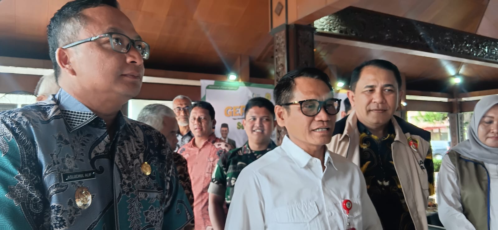 Memantau : Wabup Gresik dr. Asluchul Alif melihat bahan sembako yang digelar di Pendopo Alun-Alun Gresik