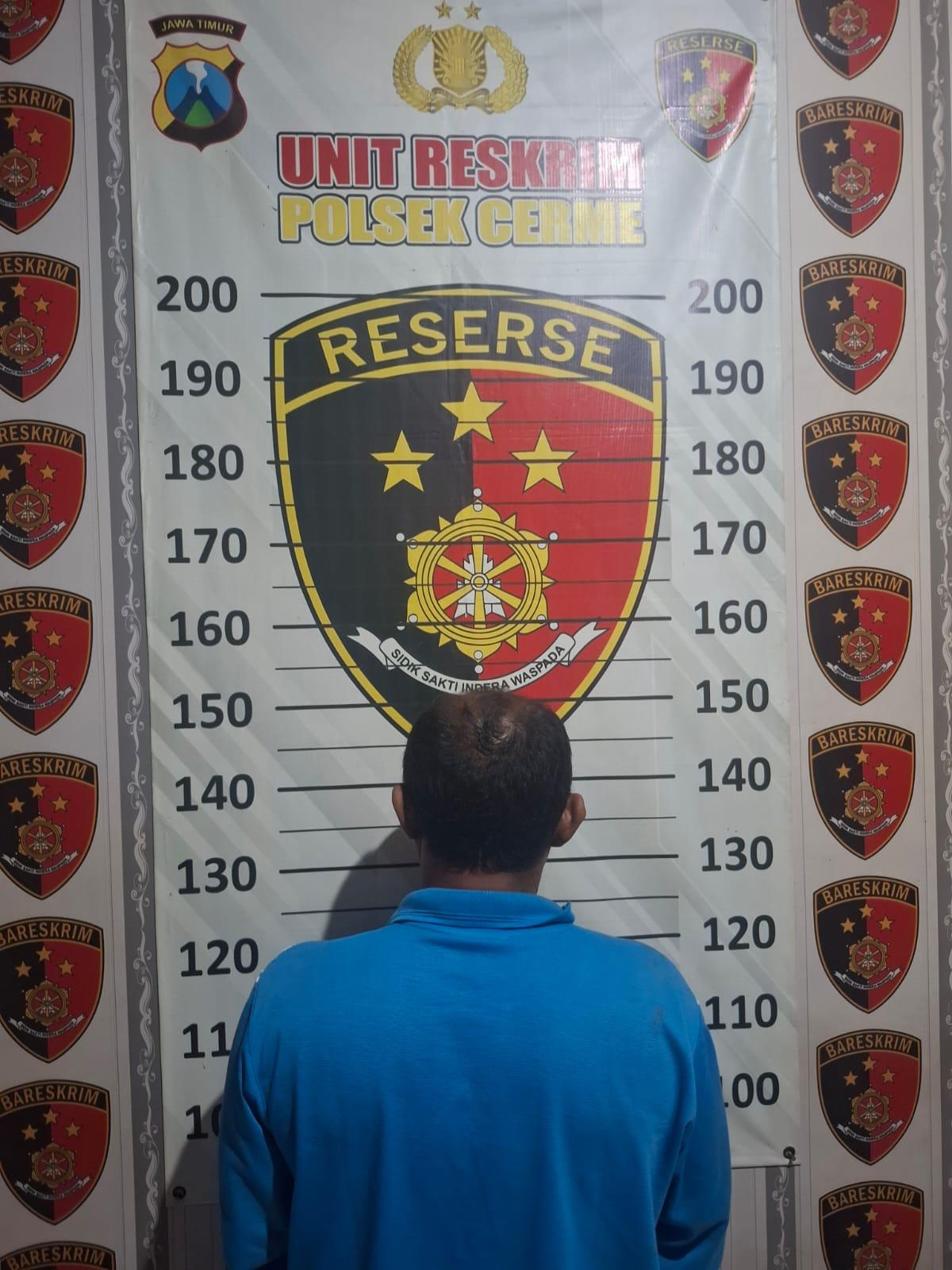 DIAMANKAN: Tersangka MS saat menjalani pemeriksaan di Mapolsek Cerme setelah tertangkap warga membobol rumah kosong di Desa Banjarsari. Sebilah linggis dan tabung LPG diamankan sebagai barang bukti.