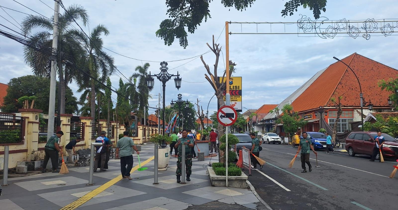 KERJA : Forkopimcam Gresik melakukan kerja bakti di kawasan Bandar Grissee.