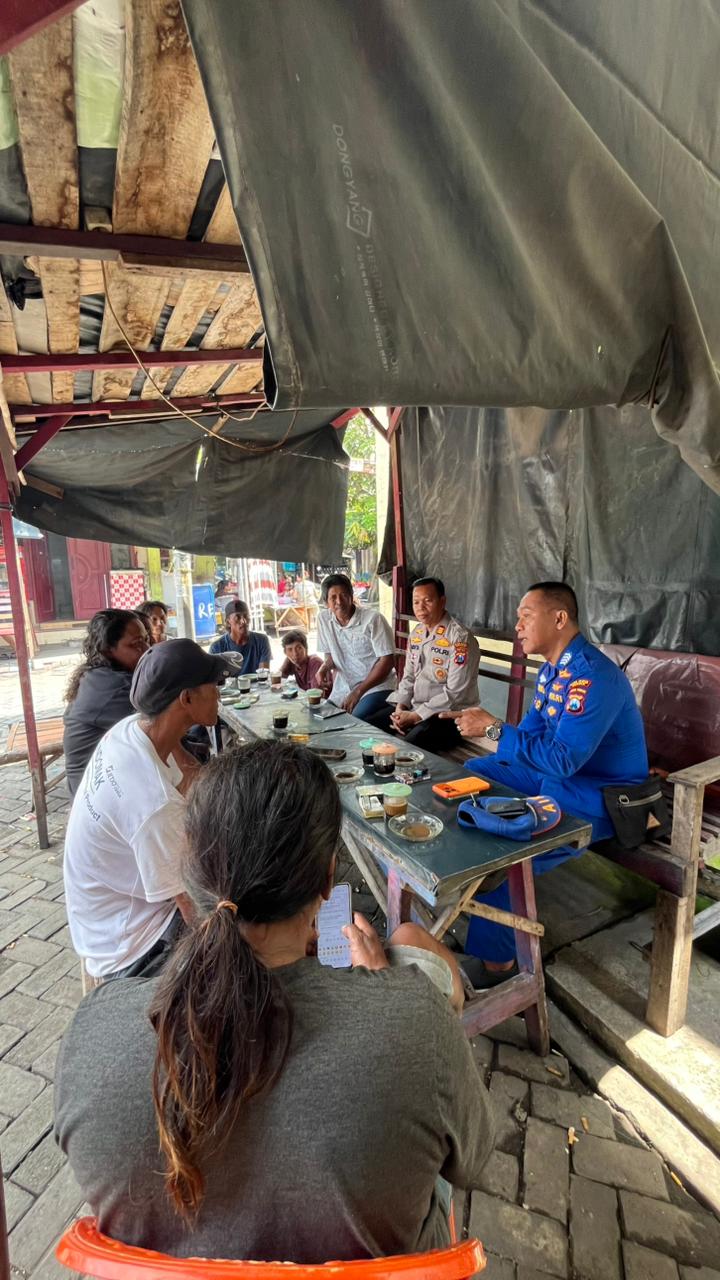 SAMBANG NELAYAN: Kasat Polairud Polres Gresik AKP I Nyoman Ardita saat berdialog dengan nelayan Desa Sukorejo di Balai Rukun Jaya.