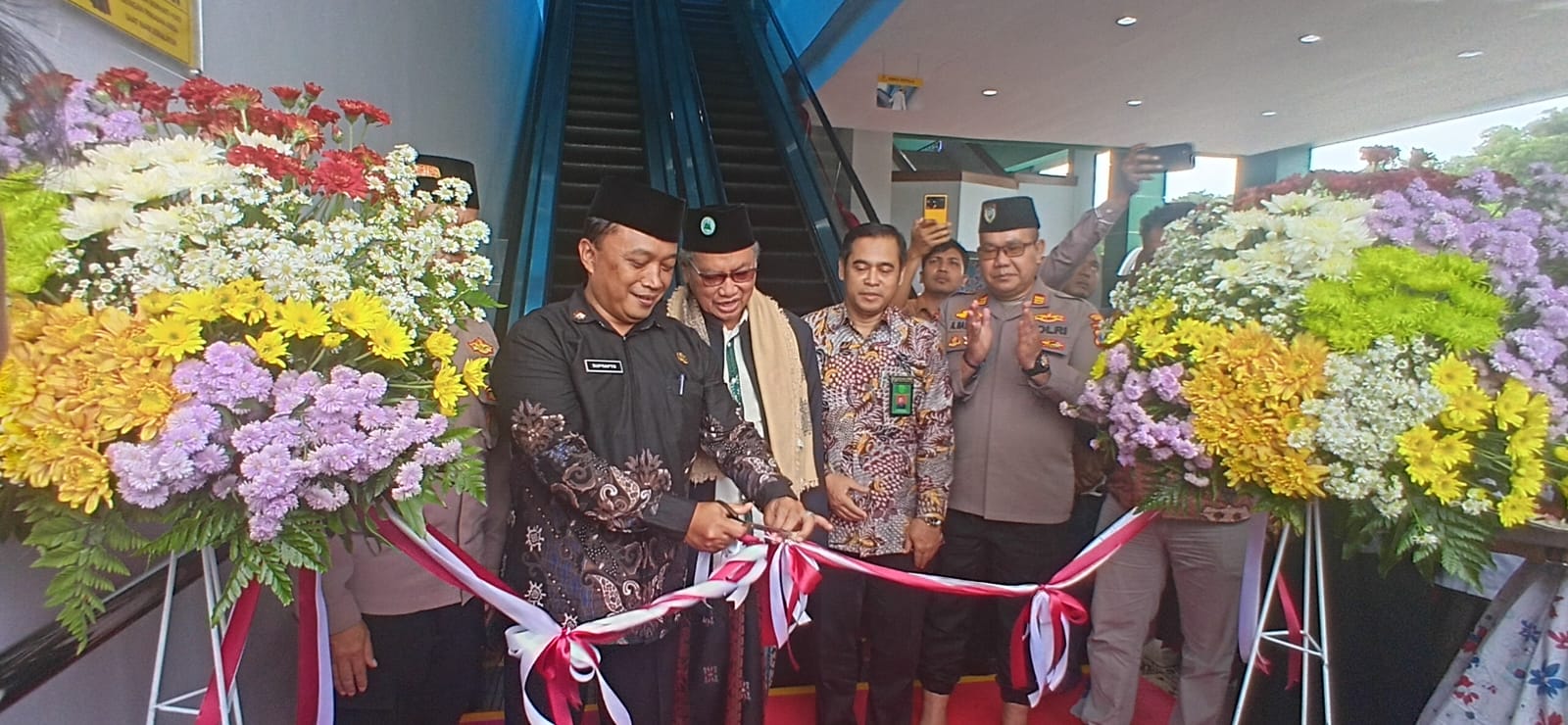 PERESMIAN: Asisten 1 Sekda Kabupaten Gresik, Suprapto, saat meninjau langsung pengoperasian eskalator di Masjid Agung Maulana Malik Ibrahim.
