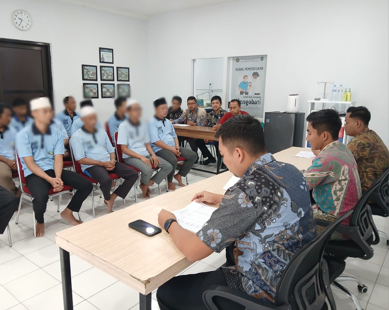 PERKUAT SPIRITUAL: Jajaran Tim Pengamat Pemasyarakatan (TPP) Rutan Kelas IIB Gresik saat melakukan pembinaan dan evaluasi kelayakan warga binaan yang akan ditugaskan mengikuti program tadarus.