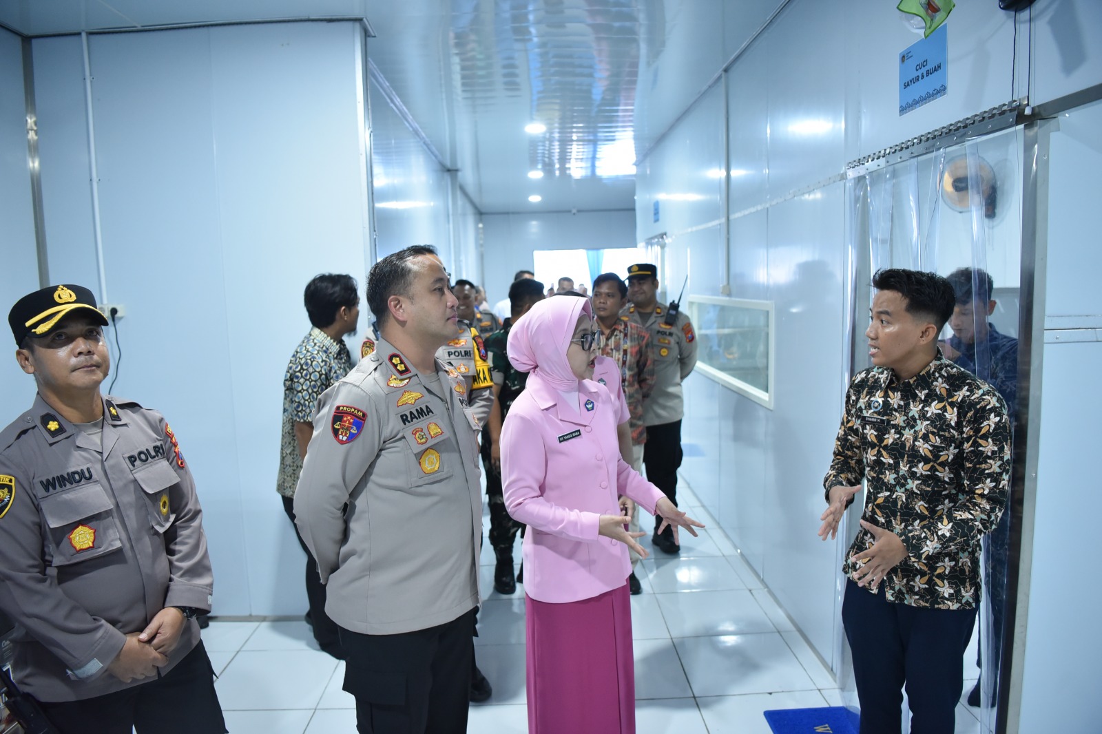 MENGECEK LANGSUNG: Kapolres Gresik AKBP Ramadhan Nasution bersama Ketua Bhayangkari Cabang Gresik Ny. Yanggi Ramadhan saat meninjau fasilitas dapur SPPG Bedilan yang baru diresmikan.