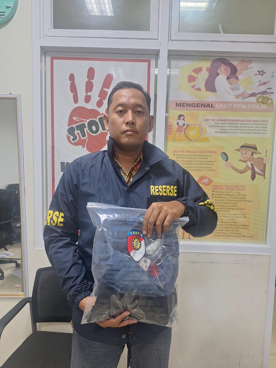 DIAMANKAN: Anggota penyidik Unit PPA Satreskrim Polres Gresik saat mengamankan sejumlah barang bukti milik pelaku dan korban terkait kasus persetubuhan anak di bawah umur di wilayah Driyorejo.
